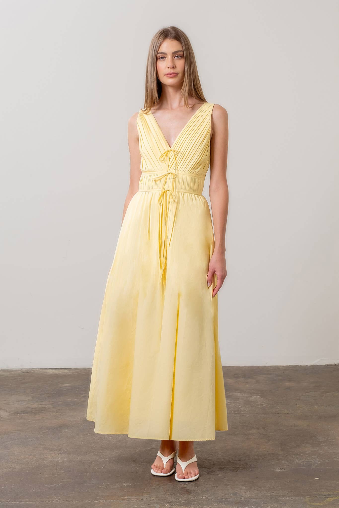 V NECK PLEATED FRONT TIE MIDI DRESS