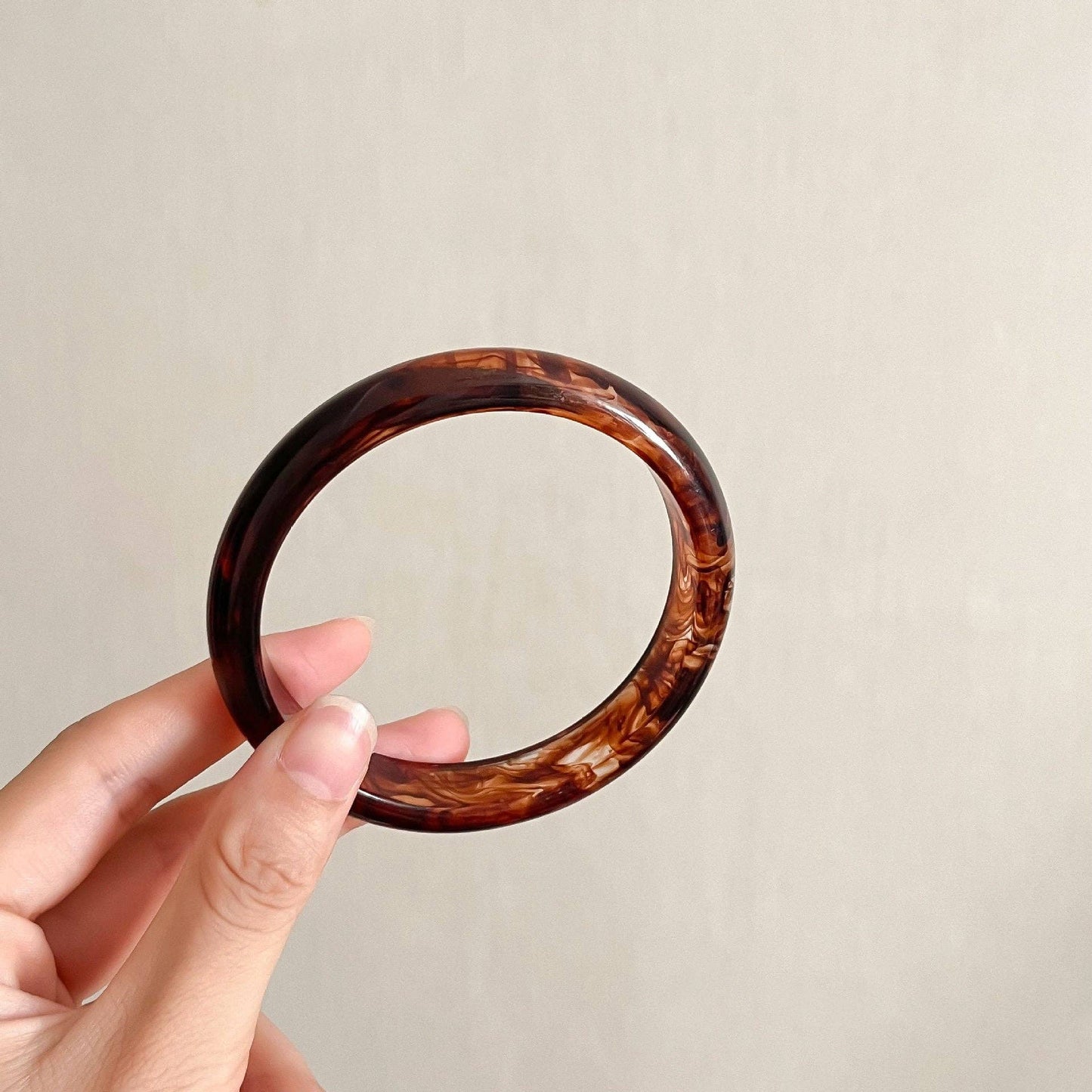 Minimalist Marbled Round Resin Bangle Bracelet DP25D727